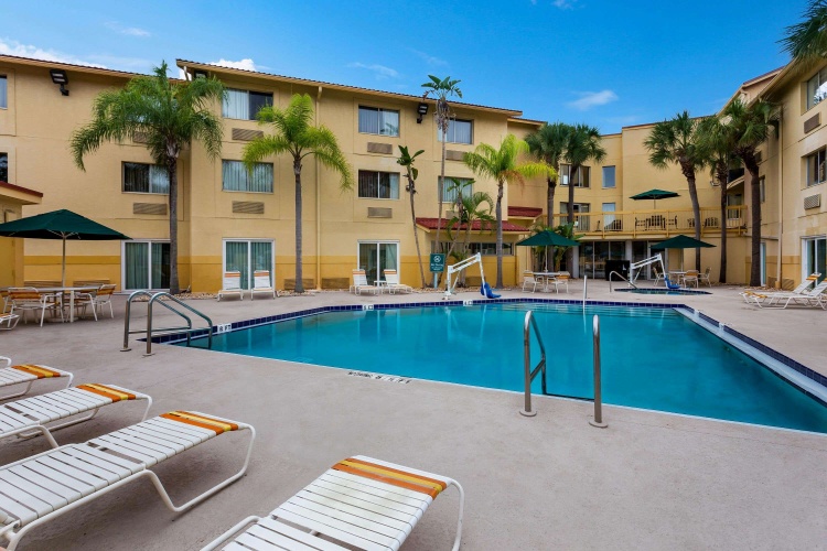 La Quinta Inn & Suites by Wyndham St. Pete-Clearwater Airpt photo 14