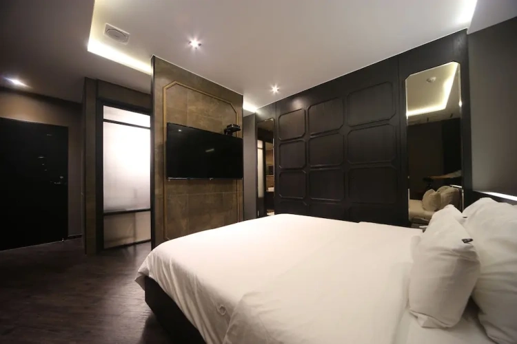 Deluxe Studio