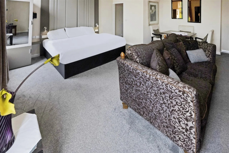 OYO The Baltimore Hotel