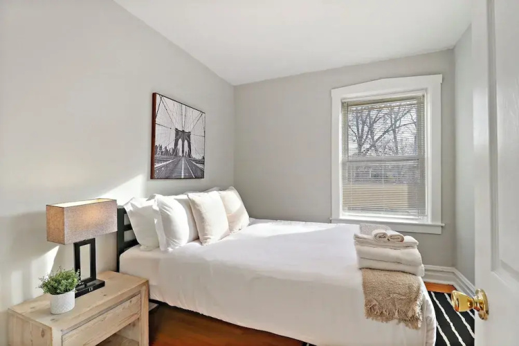1BR Airy Apt- Barry 2
