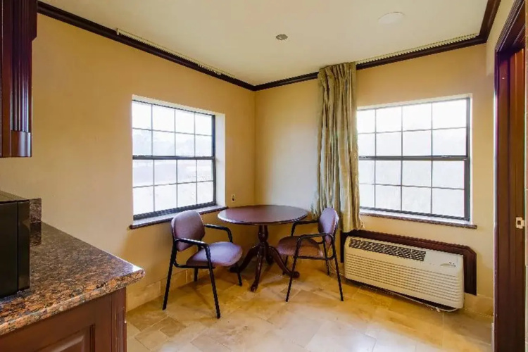 OYO Pinewood Inn & Suites Silsbee 5