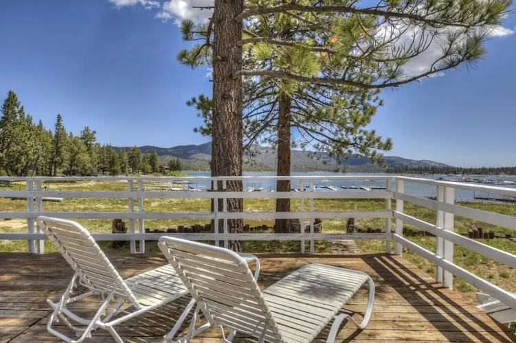 012 - Lakefront Chalet