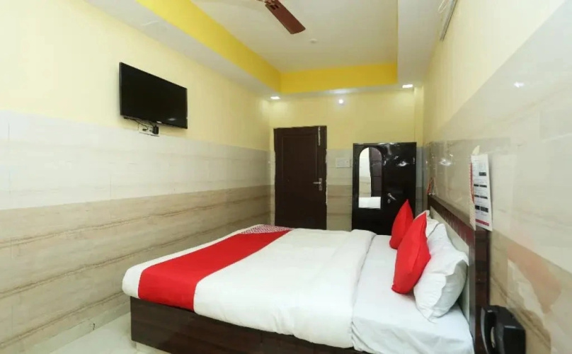 OYO 18817 Hotel Skyzone Madhuvan