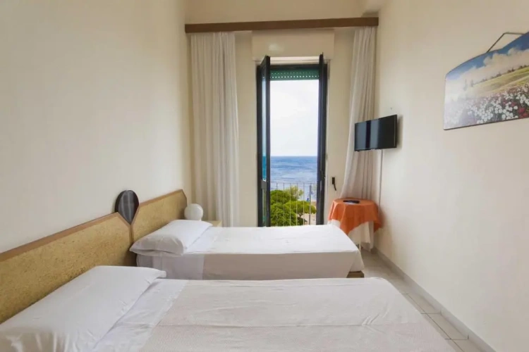 Standard Triple room with sea view
