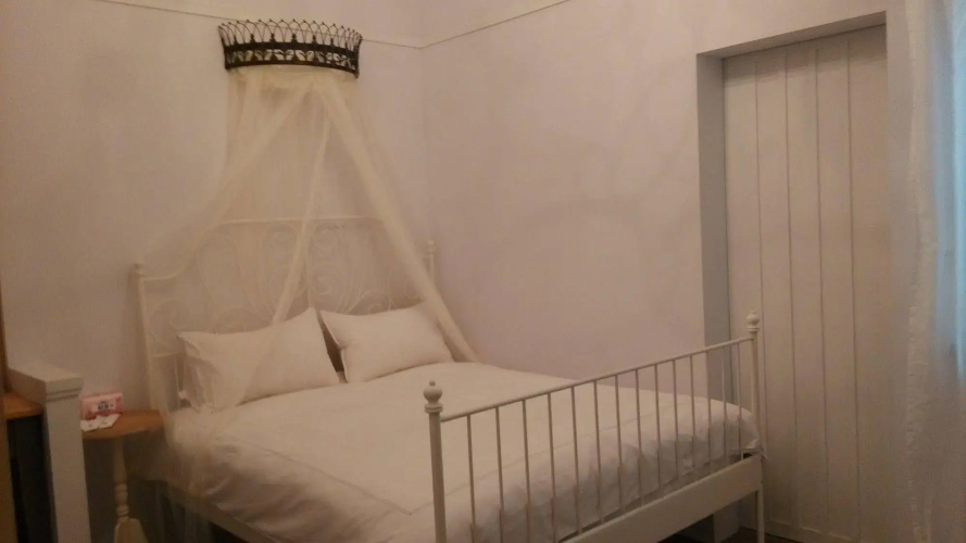 Antique's home