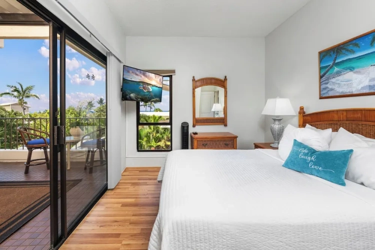 1 Bedroom Standard room with balcony and with partial ocean view