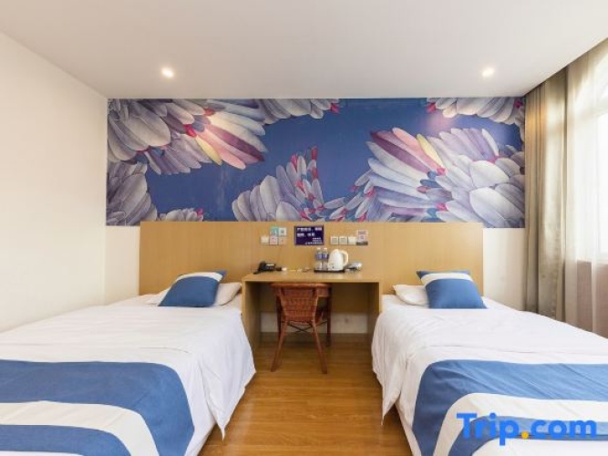 Standard Twin room with city view
