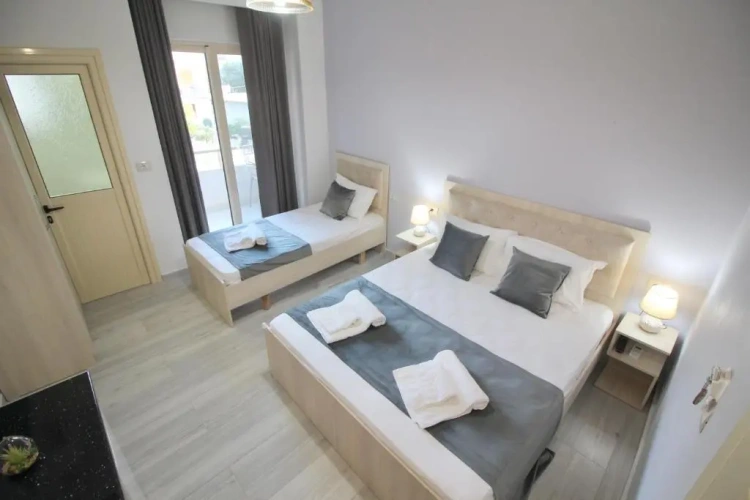 Standard Triple room with city view