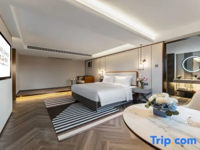 Suite with city view