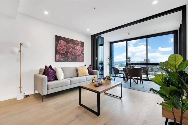 2BR Utopia Fortitude Valley Pool Rooftop King bed