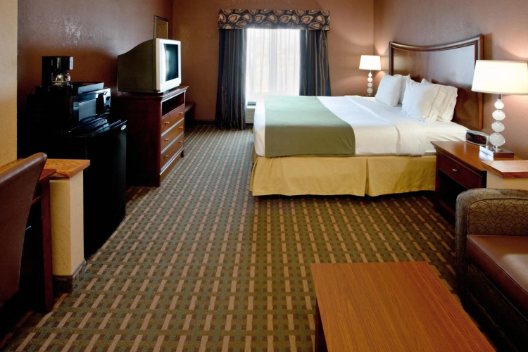 Holiday Inn Express & Suites Suffolk