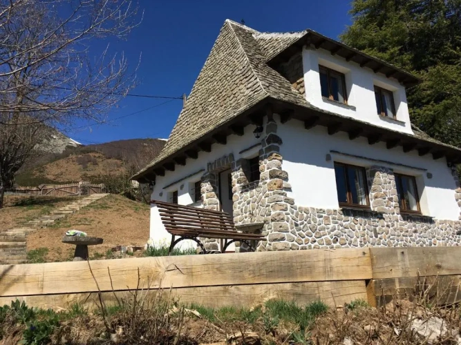 2 Bedrooms Chalet