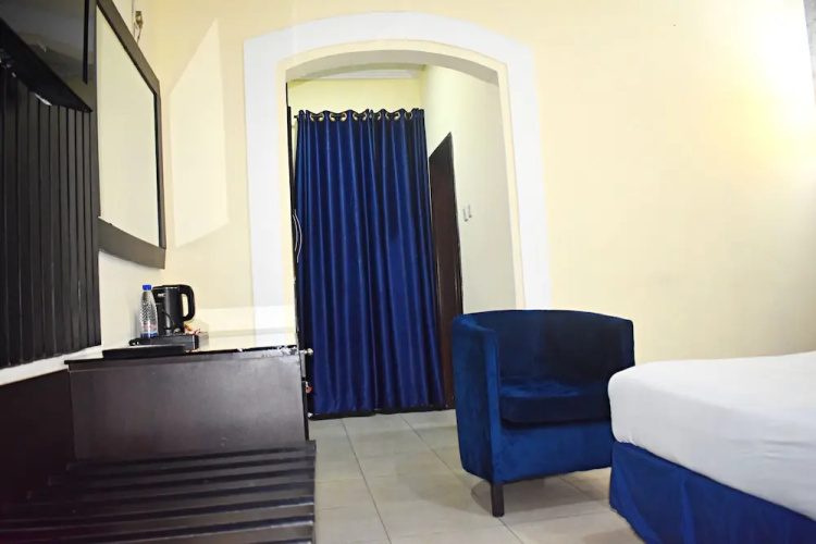 Davis Hotel & Suites