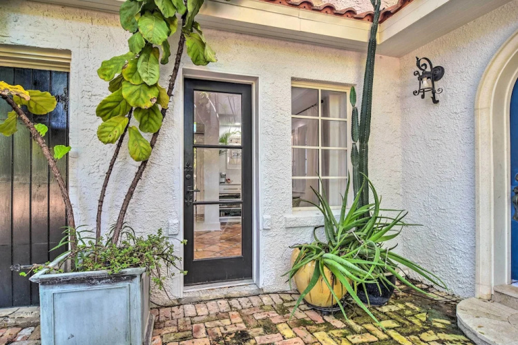 South Tampa Studio in Desirable Historic District!