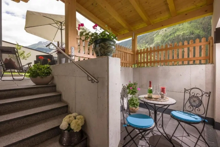 Apartment with garden view