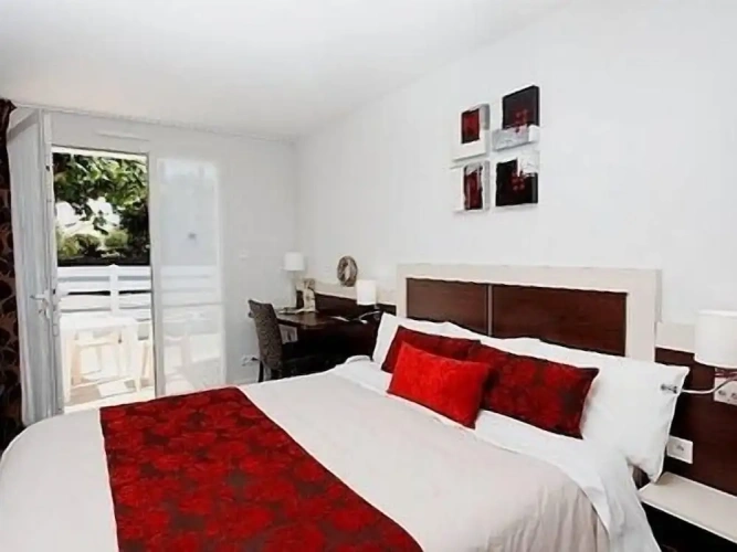 Standard Triple room with city view
