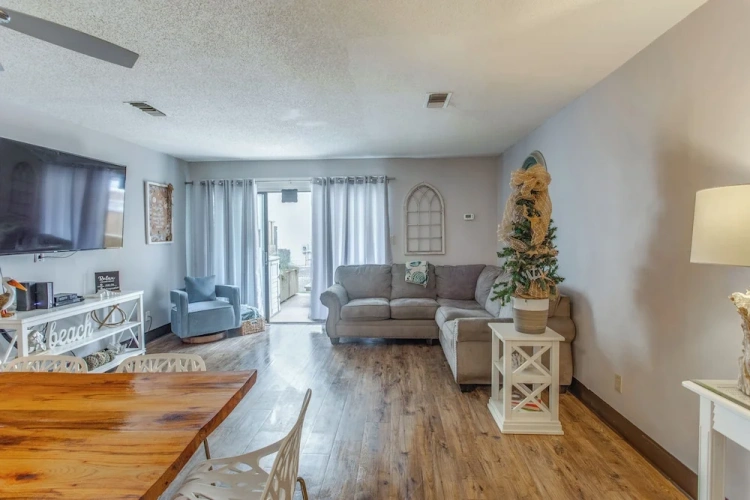 4 Bedrooms Apartment