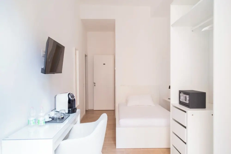 Classic Single room with balcony and with courtyard view