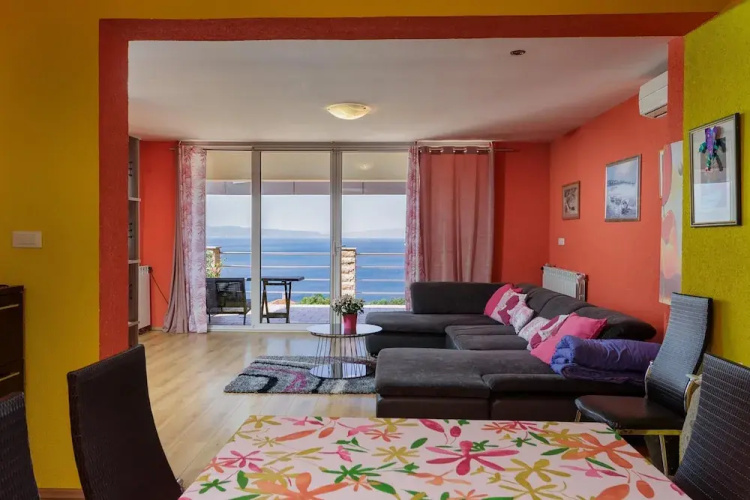 Colourful Seaview Apartment