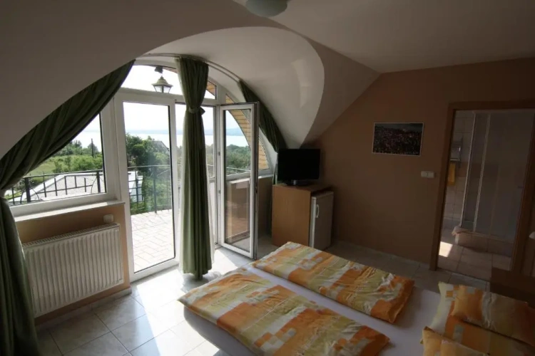 Standard Double room with balcony and with lake view