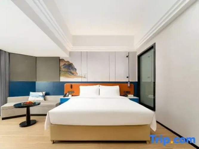 Standard room with mountain view