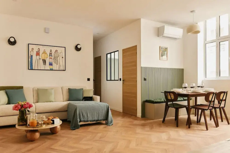 Lavie Maison Central Marais AC Hot Tub