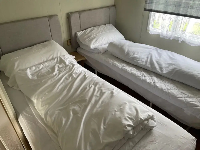 2 Bed Lodge Sleeps 5 - Pet Friendly, Parking
