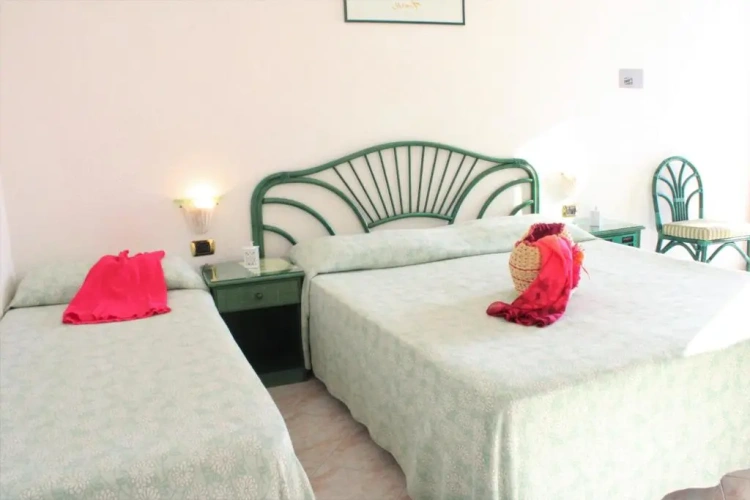 Standard Triple room