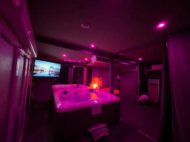 Love room rooftop jacuzzi