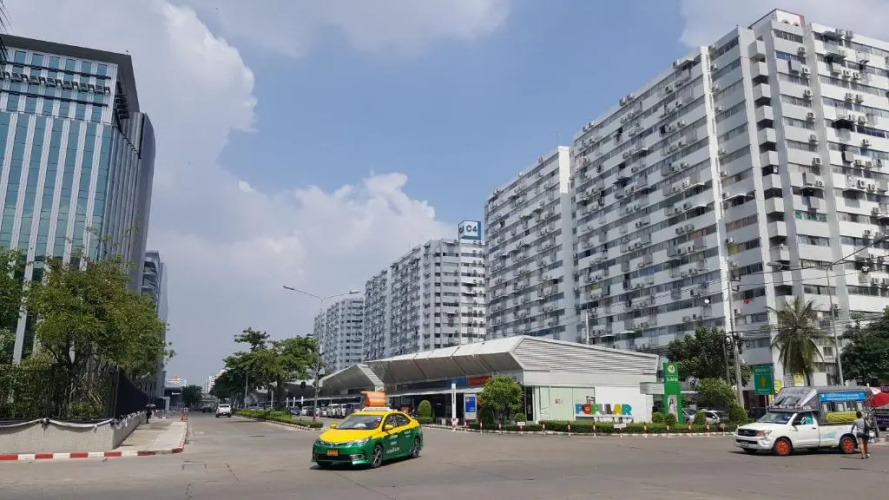 Popular Condo by Jintana