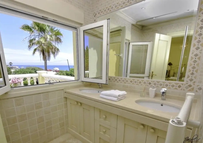 5 Bedrooms Villa
