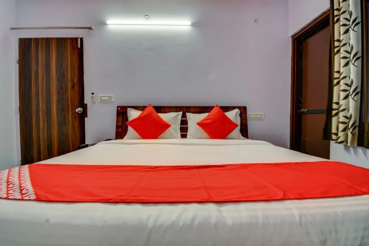 OYO Flagship 19036 Hotel Royal Raj