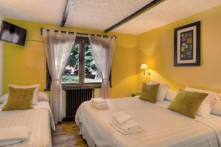 Standard Triple room