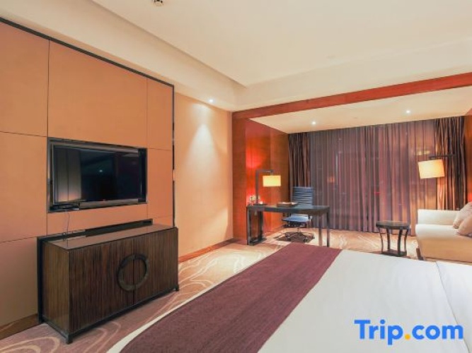 Deluxe Double room with city view