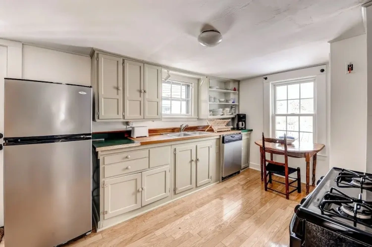 4 Bedrooms Cottage