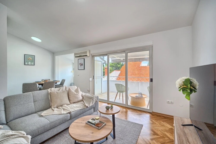 A - Luxury apt w big Balcony, 4 min Walk to Beach