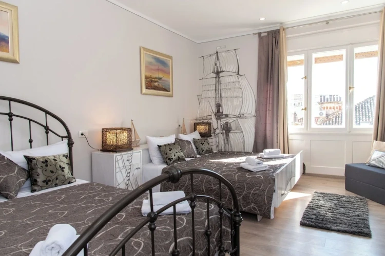 Deluxe Quadruple room with city view