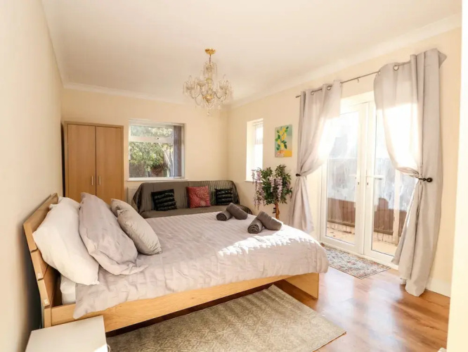 4 Dorothy Avenue