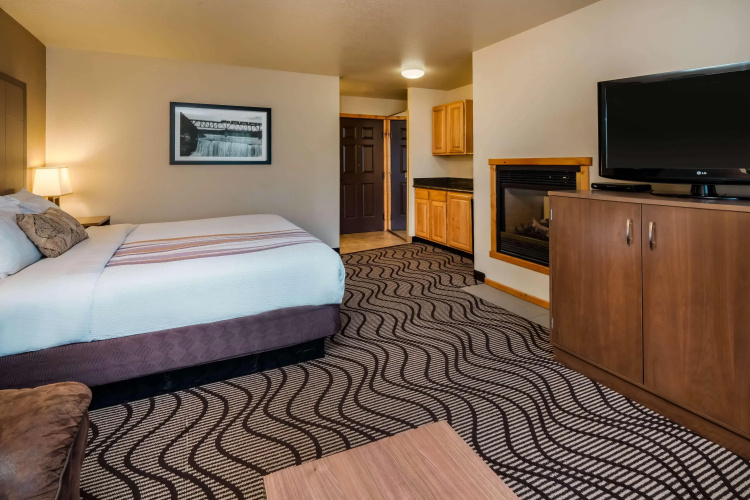 Best Western Plus Riverfront Hotel & Suites