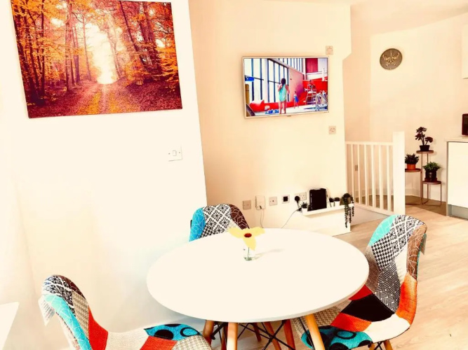 Modern townhouse, Sleeps 4 with parking