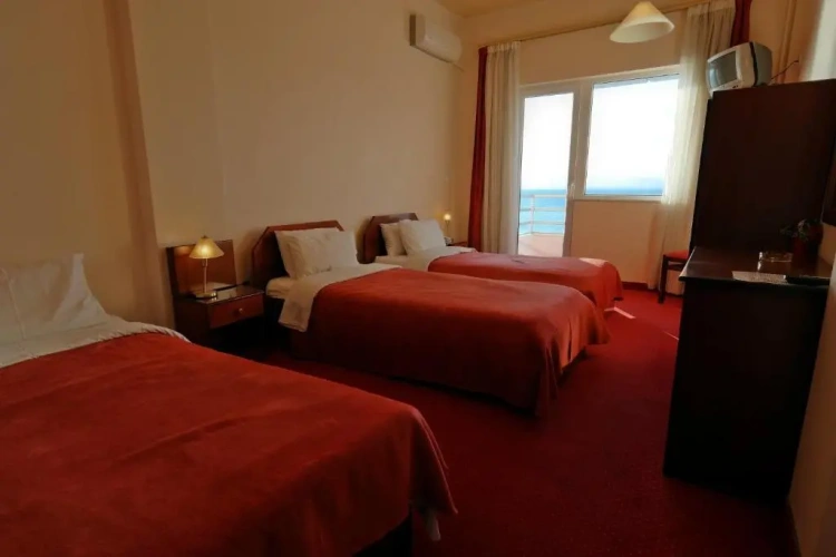 Standard Triple room with sea view