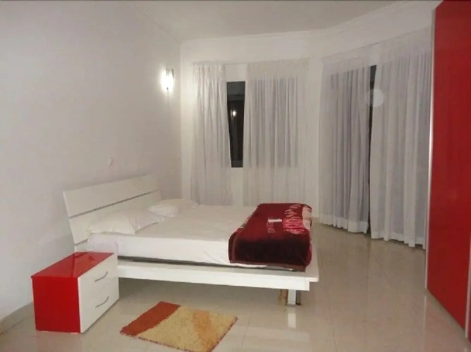 4 Bedrooms Apartment