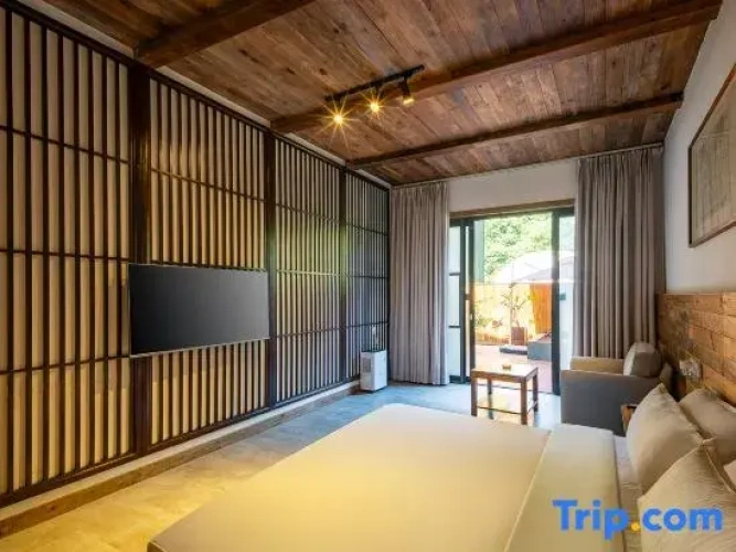 Standard room with courtyard view