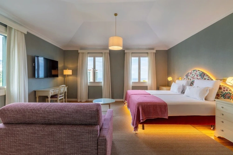 Junior Suite with partial sea view