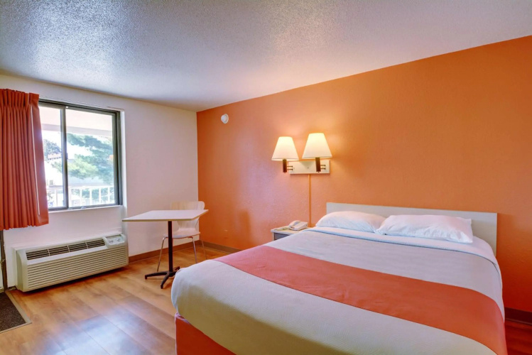 Motel 6 Chicopee, MA - Springfield
