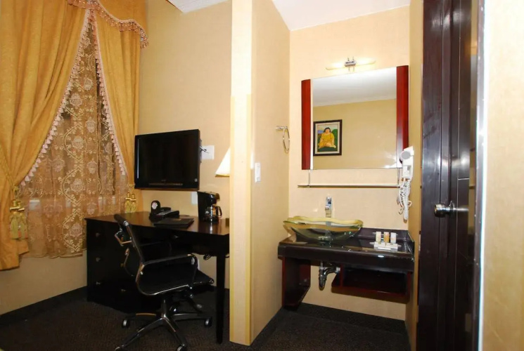 Baltimore Plaza Hotel