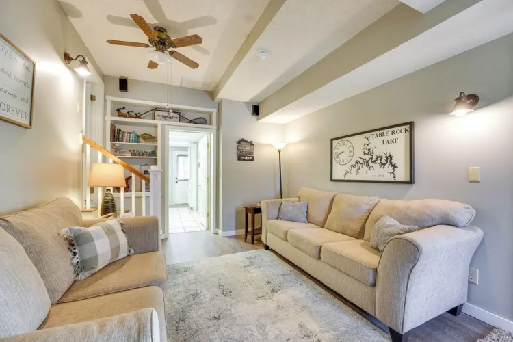 Cozy Table Rock Lake 'boathouse' w/ Pool Access