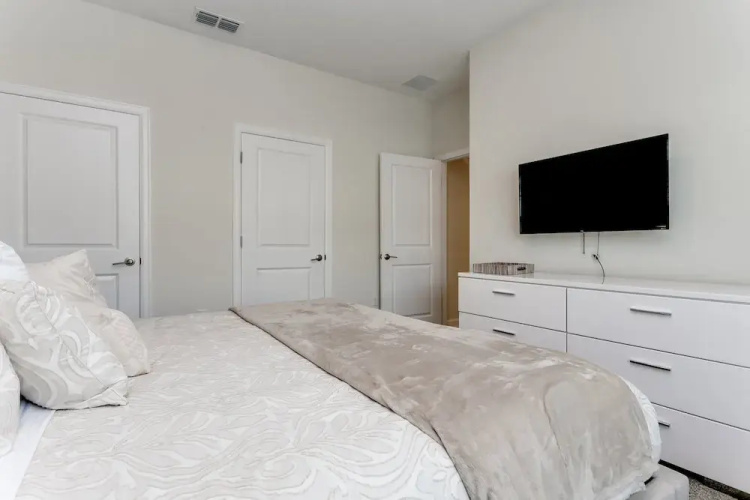 4bed 3Ba Storey Lake Home w. Pool