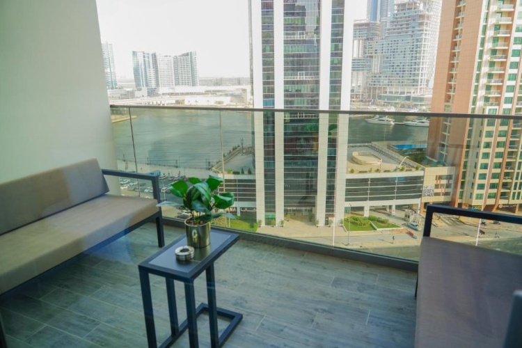 Luxurious Studio , 5 mins from BURJ KHALIFA with Canal view!!