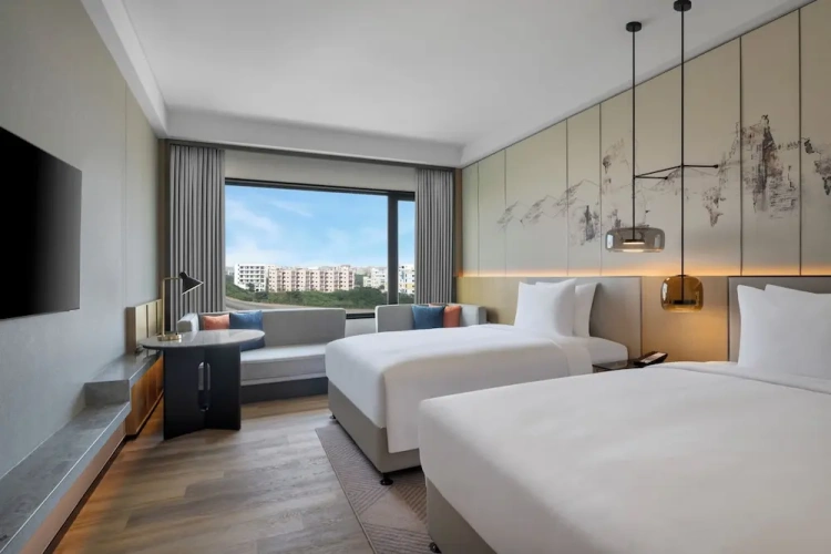 Deluxe Quadruple room with city view